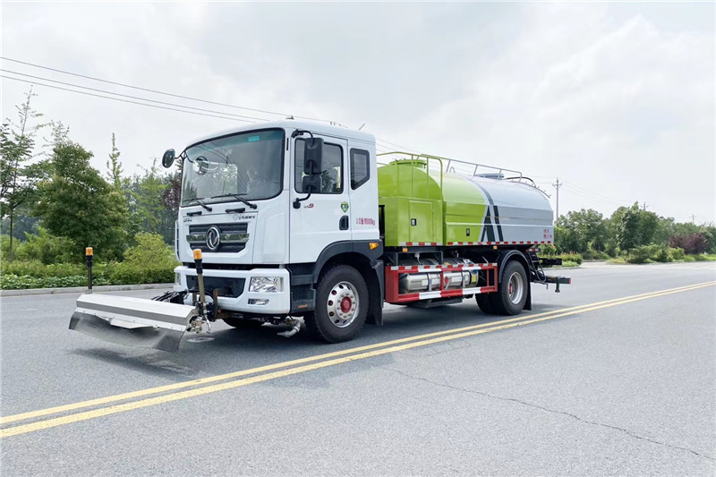 中威東風(fēng)D9 9方路面清洗車(chē)