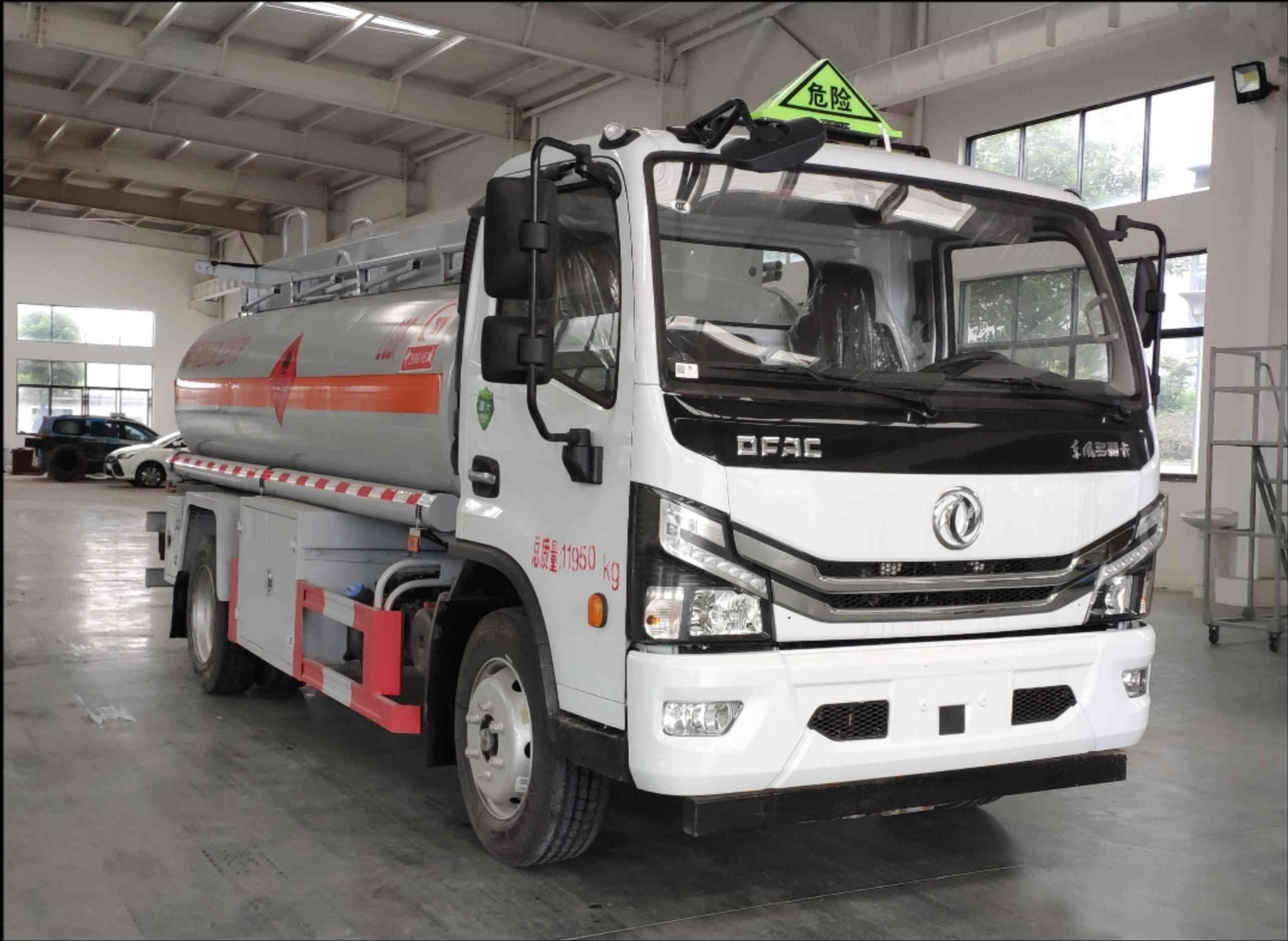 中威東風多利卡7.8方加油車