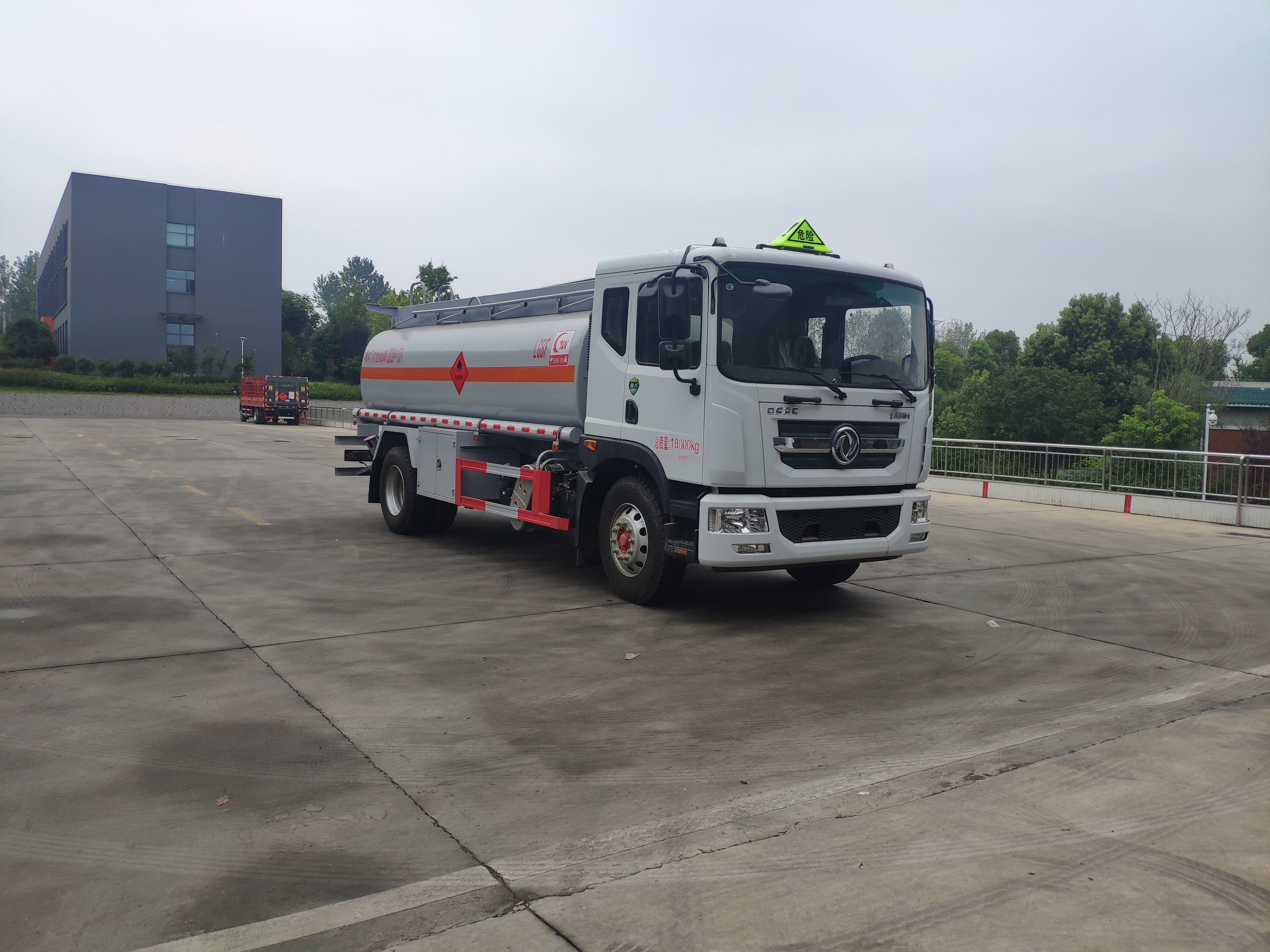東風D9加油車12.7噸加油車